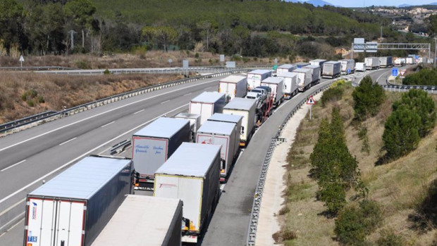 ep archivo   colas de camiones en la nii direccion norte a la altura de vilademuls