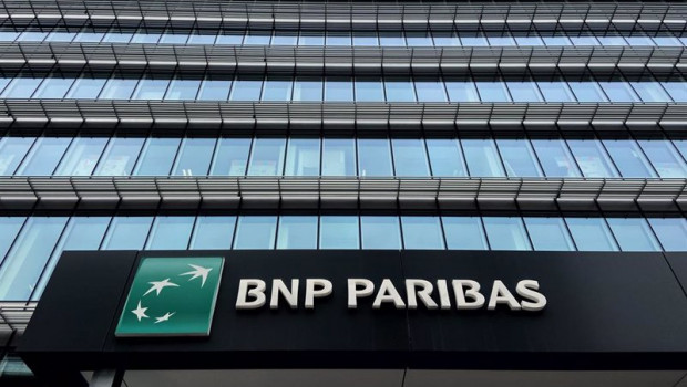 ep archivo   logo y letras de bnp paribas en la entrada a la sede en madrid del banco bnp paribas