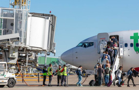 ep archivo   un avion de la compania transavia estacionado junto a uno de los fingers del aeropuerto