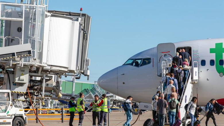 ep archivo un avion de la compania transavia estacionado junto a uno de los fingers del aeropuerto ep archivo un avion de la compania transavia estacionado junto a uno de los fingers del aeropuerto