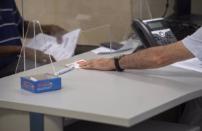 ep archivo   un empleado atiende a una persona en su puesto de trabajo de una oficina de hacienda