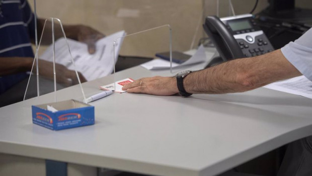 ep archivo   un empleado atiende a una persona en su puesto de trabajo de una oficina de hacienda