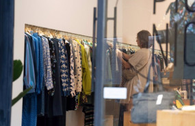 ep archivo   una clienta en una tienda de ropa
