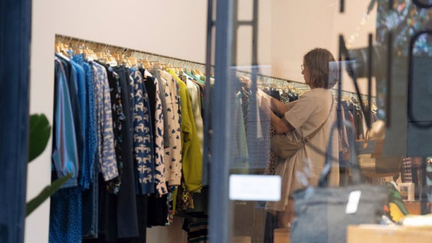 ep archivo   una clienta en una tienda de ropa