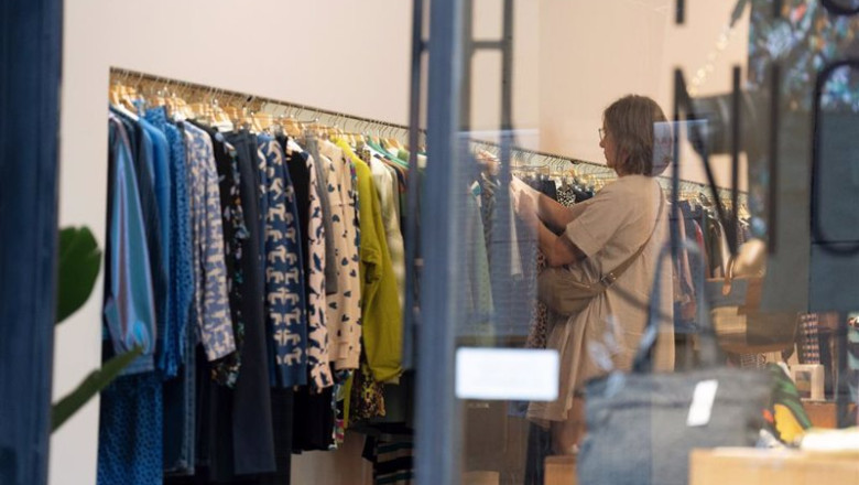 Archivo - Una clienta en una tienda de ropa | David Zorrakino - Europa Press - Archivo ep archivo una clienta en una tienda de ropa