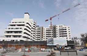 ep archivo   una grua en un edificio en obras a 11 de febrero de 2022 en madrid espana