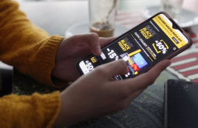 ep archivo   una joven compra a traves de su movil