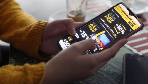 ep archivo   una joven compra a traves de su movil