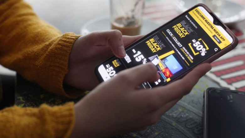 ep archivo   una joven compra a traves de su movil