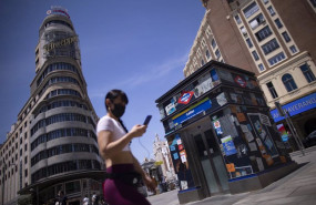 ep archivo   una mujer camina con mascarilla en la gran via de madrid