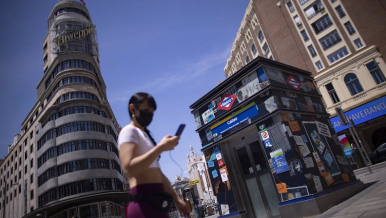 Archivo - Una mujer camina con mascarilla en la Gran Vía de Madrid | Eduardo Parra - Europa Press - Archivo ep archivo una mujer camina con mascarilla en la gran via de madrid