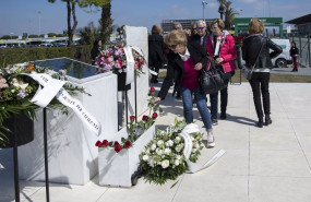 ep archivo   una mujer coloca una flor junto a una placa conmemorativa durante el homenaje a las