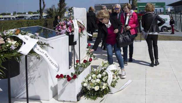 ep archivo una mujer coloca una flor junto a una placa conmemorativa durante el homenaje a las ep archivo una mujer coloca una flor junto a una placa conmemorativa durante el homenaje a las