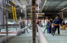 ep archivo   varias personas en la terminal t4 del aeropuerto adolfo suarez madrid barajas a 30 de