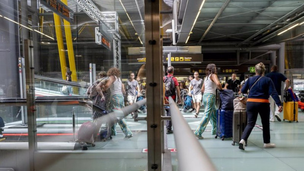 ep archivo varias personas en la terminal t4 del aeropuerto adolfo suarez madrid barajas a 30 de ep archivo varias personas en la terminal t4 del aeropuerto adolfo suarez madrid barajas a 30 de