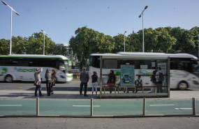 ep archivo   varias personas esperan en una parada de autobus