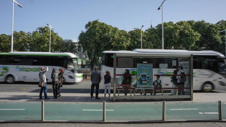 Archivo - Varias personas esperan en una parada de autobús | María José López - Europa Press - Archivo ep archivo varias personas esperan en una parada de autobus