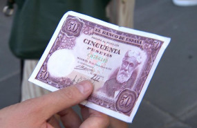 ep billete de cincuenta pesetas en la vispera a la finalizacion del plazo para cambiarlas por euros