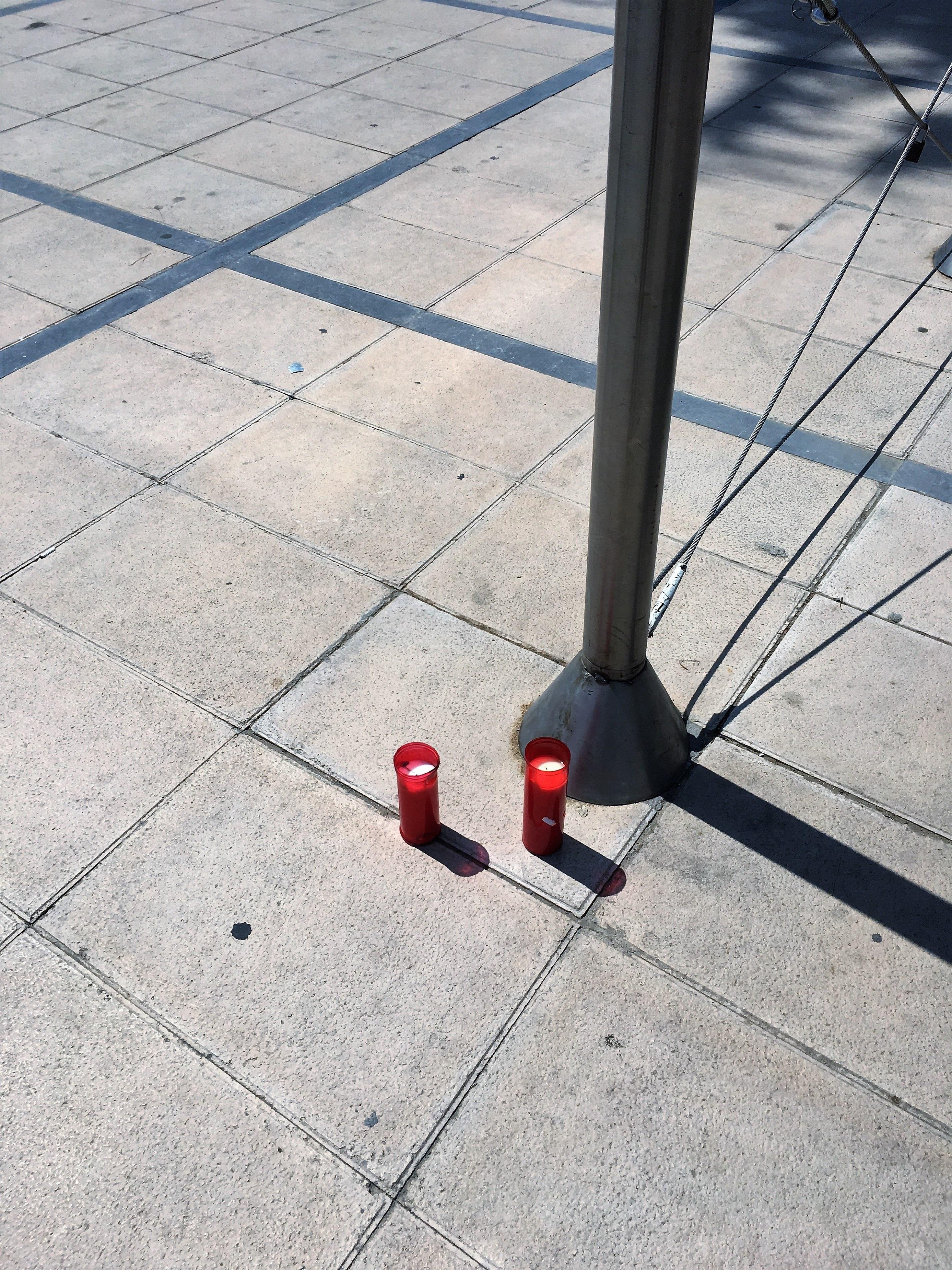 Dos velas en Cambrils (Tarragona) tras el atentado | EUROPA PRESS ep dos velascambrils tarragona trasatentado