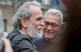 ep el actor willy toledo es recibido por un grupo de concentrados en su apoyo junto al juzgado de lo