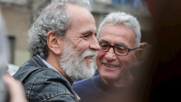 ep el actor willy toledo es recibido por un grupo de concentrados en su apoyo junto al juzgado de lo