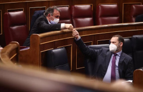 ep el diputado de unidas podemos en el congreso enrique santiago i saluda al ministro de transportes