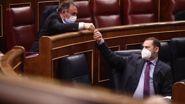 ep el diputado de unidas podemos en el congreso enrique santiago i saluda al ministro de transportes