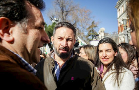 ep el presidente de vox santiago abascal centro y la portavoz de vox en la asamblea de madrid rocio