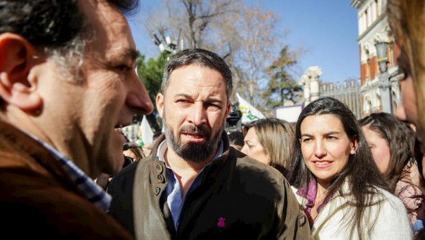 ep el presidente de vox santiago abascal centro y la portavoz de vox en la asamblea de madrid rocio