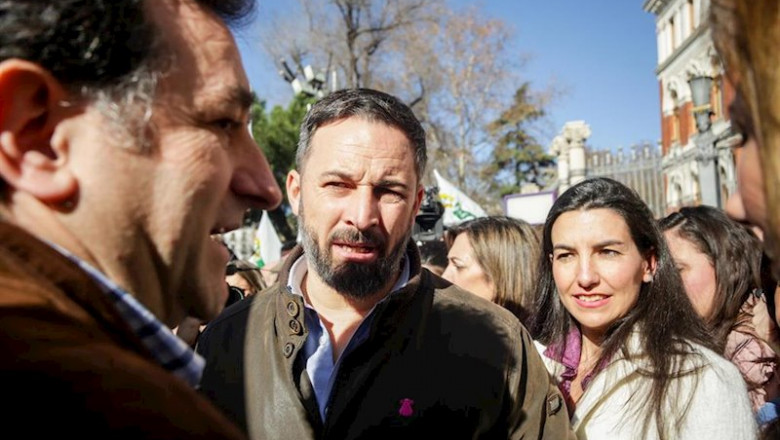 El presidente de VOX, Santiago Abascal (centro) y la portavoz de VOX en la Asamblea de Madrid, Rocío Monasterio (dech). | Ricardo Rubio - Europa Press ep el presidente de vox santiago abascal centro y la portavoz de vox en la asamblea de madrid rocio