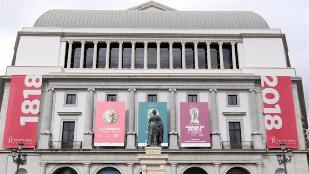 ep fachada del teatro real durante el primer dia de la cuarta semana de estado de alarma decretado