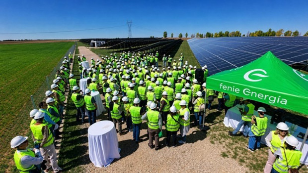 ep fenie energia muestra su apuesta por la generacion renovable en una visita al parque fotovoltaico