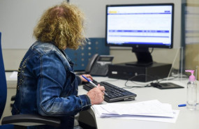ep foto de archivo una empleada publica durante su jornada laboral en la oficina de la agencia
