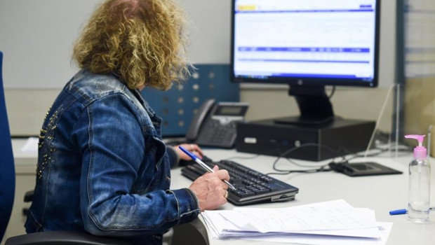 ep foto de archivo una empleada publica durante su jornada laboral en la oficina de la agencia