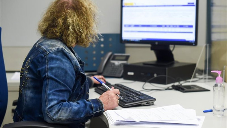 ep foto de archivo una empleada publica durante su jornada laboral en la oficina de la agencia