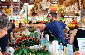 ep fruteria en un mercado andaluz