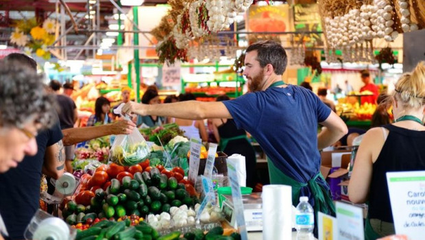 ep fruteria en un mercado andaluz