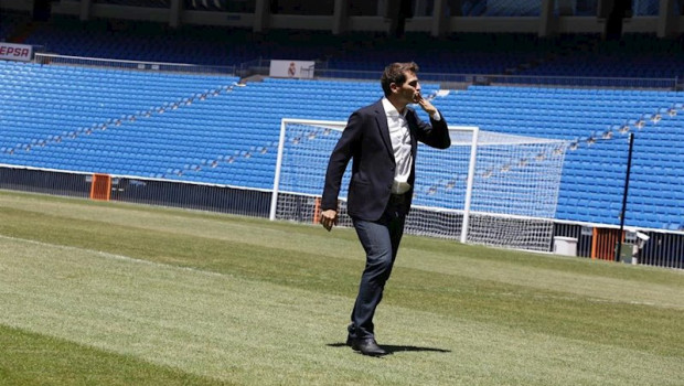 ep iker casillas lanzando beso a la aficion