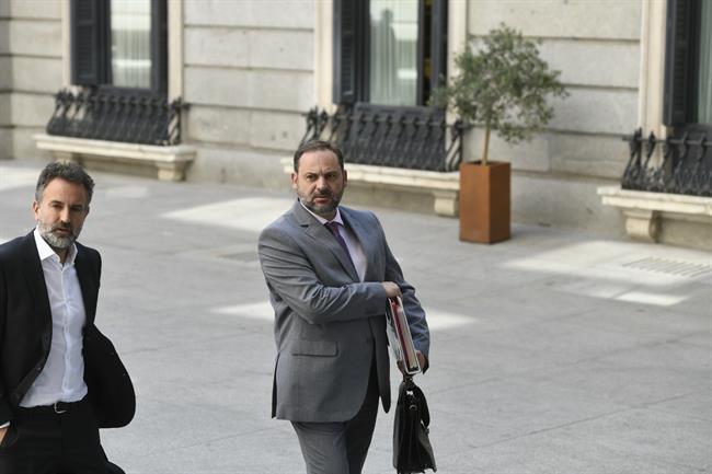 José Luis Ábalos llega al Congreso para comparecer en la Comisión de Fomento | ÓSCAR DEL POZO/EUROPA PRESS - Archivo ep jose luis abalos llegacongresocomparecerla comisionfomento