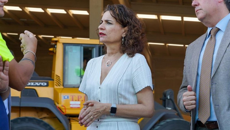 La ministra de Hacienda en funciones, María Jesús Montero, atendiendo a la prensa después de visitar la Zona Franca del Puerto de Sevilla. | EDUARDO BRIONES EUROPA PRESS ep la ministrahaciendafunciones maria jesus montero atendiendola prensa despues de visitar la zona francapuertosevilla 20190813133604