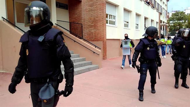 La Policía Nacional requisa urnas de la Escuela Aiguamarina de Barcelona | EUROPA PRESS ep la policia nacional requisa urnasla escuela aiguamarinabarcelona