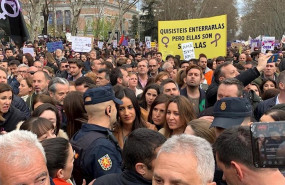 ep la vicealcaldesa de madrid begona villacis escoltada por varios policias durante la manifestacion