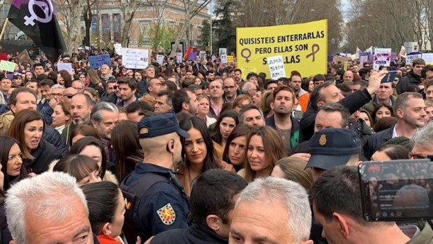 ep la vicealcaldesa de madrid begona villacis escoltada por varios policias durante la manifestacion