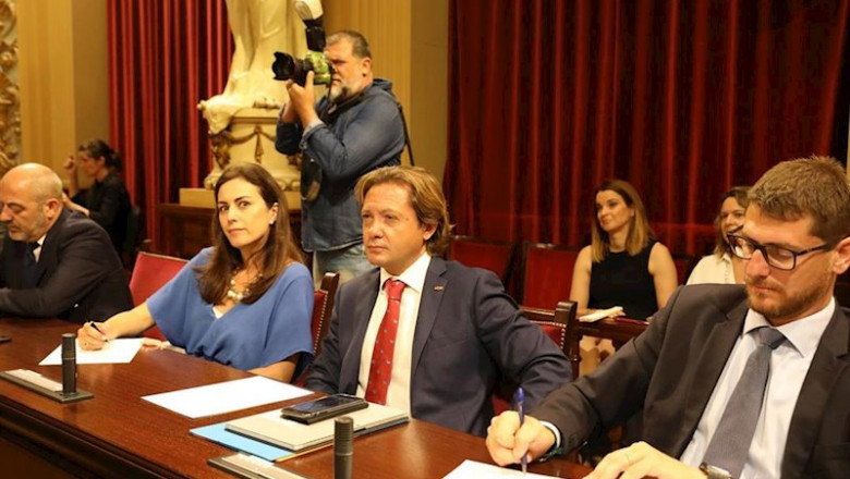 ep los diputados de vox con jorge campos en el centro en sus escanos en el parlament durante la