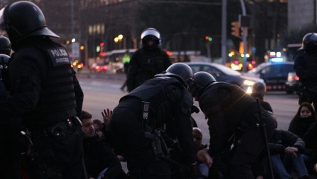 ep los mossos actuanla avenida diagonalbarcelonala huelga