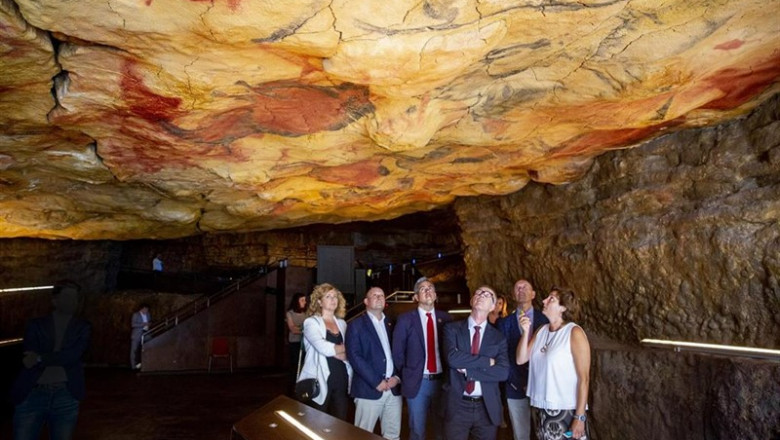 El mionistro de Cultura, José Guirao, en Altamira, junto con el vicepresidente regional, Pablo Zuloaga, entre otros | GOBIERNO CANTABRIA ep mionistrocultura jose guirao en altamira juntovicepresidente regional pablo zuloaga entre otros