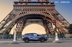 ep omoda 7 frente a la torre eiffel de paris francia