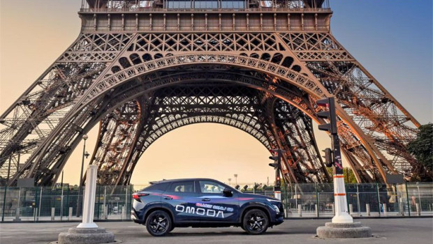 ep omoda 7 frente a la torre eiffel de paris francia