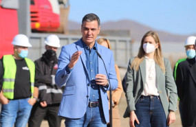 ep pedro sanchez en su visita a cardial sl en nijar almeria