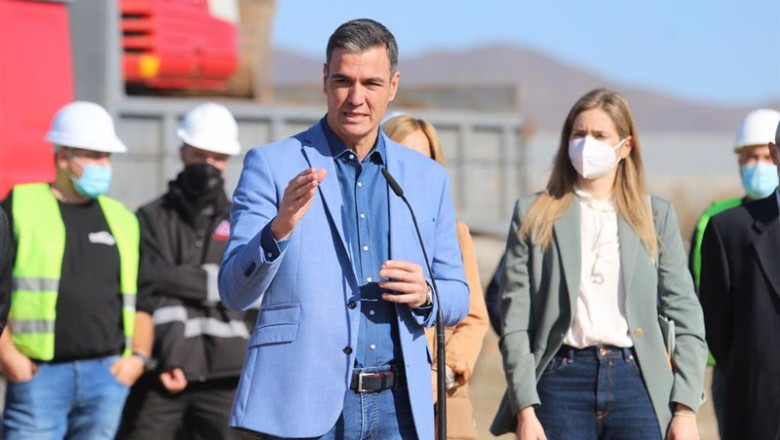 ep pedro sanchez en su visita a cardial sl en nijar almeria